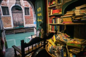 Необычный книжный магазин в Венеции