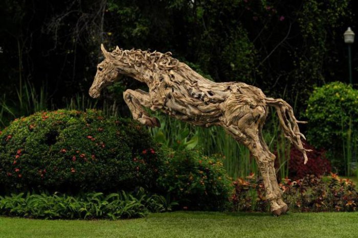Деревянные скульптуры в движении